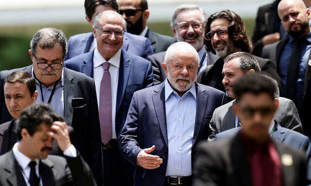 Lula da Silva präsentiert 16 Minister seine Regierung.