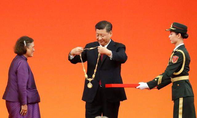 Chinas Staatschef Xi Jinping verleiht Auszeichnungen
