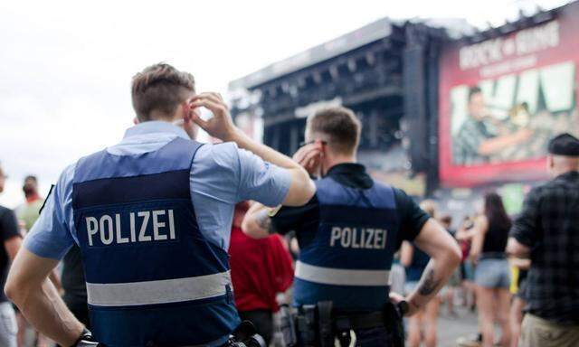 Nuerburg Polizisten in Schusssicherer Weste stehen vor der Hauptbuehne bei Rock am Ring Rock am Ring