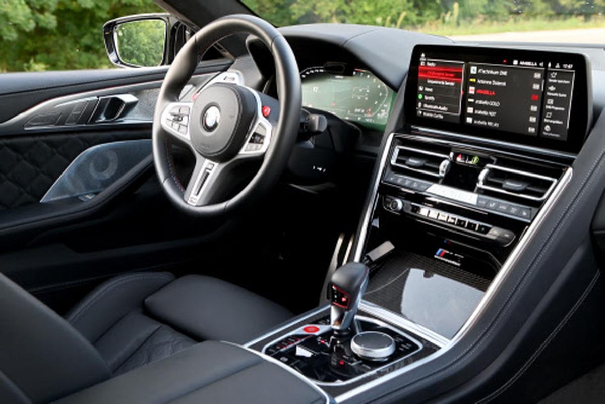 BMW-typisch tadellose Ergonomie, im M8 mit Einrichtung auf Manufakturniveau.