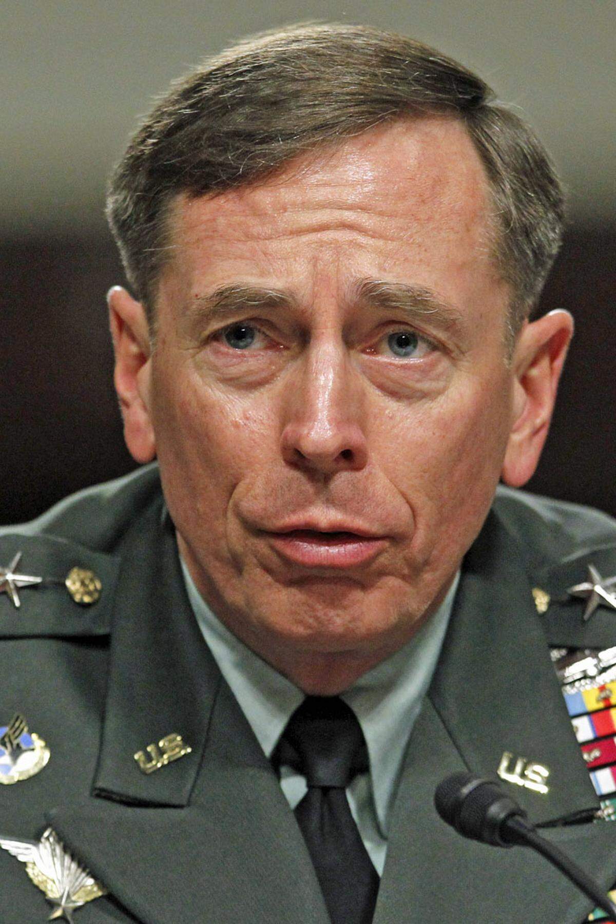 David Petraeus galt als Held des Irak- und Afghanistankriegs, als "King David" und wurde als Anwärter für das Amt des US-Verteidigungsministers gehandelt. Dann stolperte der CIA-Chef über eine außereheliche Affäre mit seiner Biografin Paula Broadwell. Er räumte einen "großen Fehler" ein und nahm seinen Hut. Schon zuvor war er wegen des Angriffs auf die US-Botschaft im libyschen Bengasi in die Kritik geraten. Die CIA hatte dem Weißen Haus tagelang gesagt, der Angriff sei aus einer spontanen Protestaktion erwachsen. Tatsächlich handelte es sich aber um einen geplanten Terrorangriff.
