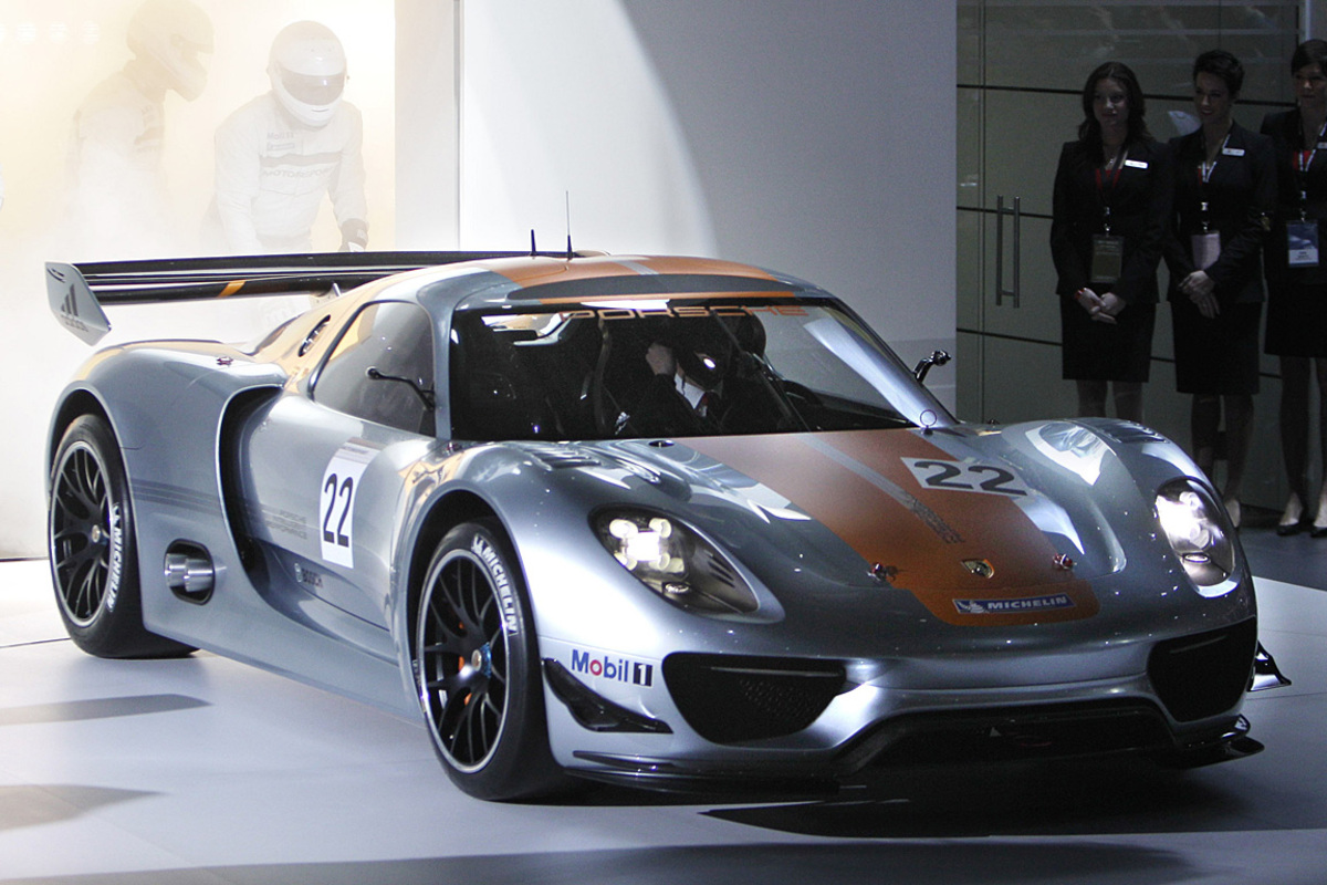 Einer der Messe-Stars: Der Porsche 918 RSR. Das Mittelmotor-Coupé mit Schwungrad-Hybridtechnik ist ein Technologieträger. Der V8-Motor leistet im 918 RSR 563 PS bei 10.300/min. Die Elektromotoren an den beiden Vorderrädern steuern jeweils 75 kW bei.