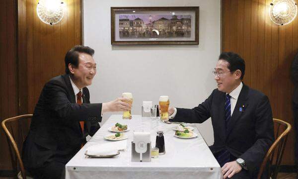 Südkoreas Präsident Yoon (l.) mit Japans Premier Kishida in Tokio.