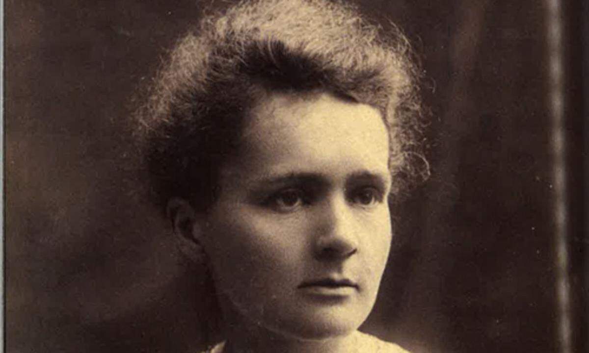 Die Atomphysikerin Marie Curie (1867-1934) inskribierte an der Pariser Sorbonne Mathematik, Physik und Chemie und war die erste europäische Doktorin der Naturwissenschaften. Die Sorbonne hatte damals 9000 Studierende, darunter nur 250 Frauen. Marie Curie und ihre Komilitoninnen wurden als „Blaustrümpfe“ und „Lehrerinnen“ belächelt. Dass Marie Curie als erste Professorin Frankreichs und erste Nobelpreisträgerin in die Geschichte eingehen würde, war damals unvorstellbar.