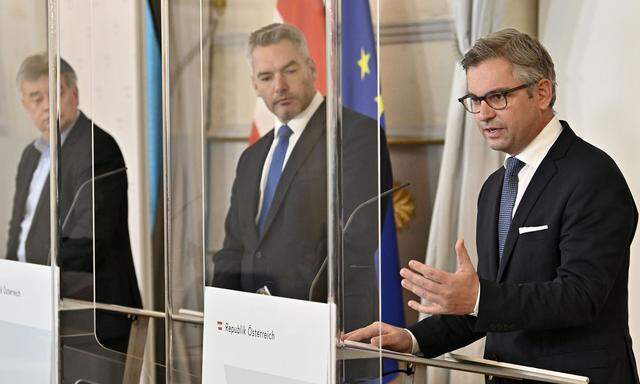 Harmonischer Auftritt nach dem ersten Ministerrat in neuer Besetzung: Vizekanzler Kogler (Grüne), Bundeskanzler Nehammer, Finanzminister Brunner (beide ÖVP; v.l.n.r.):