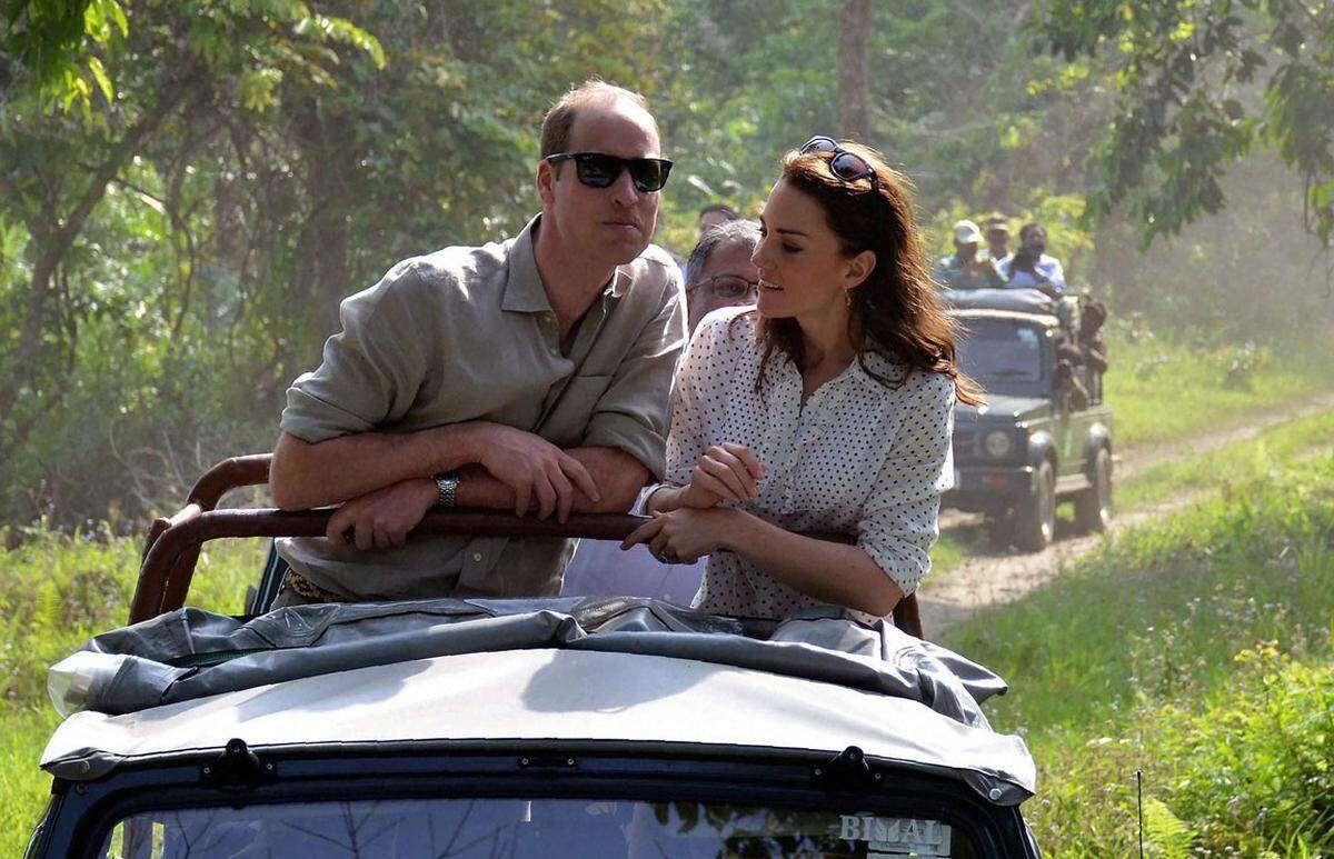 Im offenen Jeep posierte der Herzog von Cambridge cool mit hochgerollten Hemdsärmeln; Herzogin Kate trug eine hautenge Hose, Ballerinas und ein luftiges Hemd. Farblich passten sie sich mit vielen Khaki-Tönen der Landschaft an. 