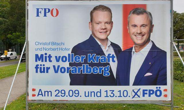 Ein Wahlplakat der FPÖ-Vorarlberg mit Christof Bitschi und Bundesparteiobmann Norbert Hofer