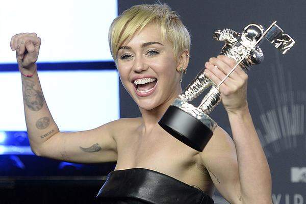 Die umstrittene Pop-Sängerin gewann mit "Wrecking Ball" die Königskategorie "bestes Video".