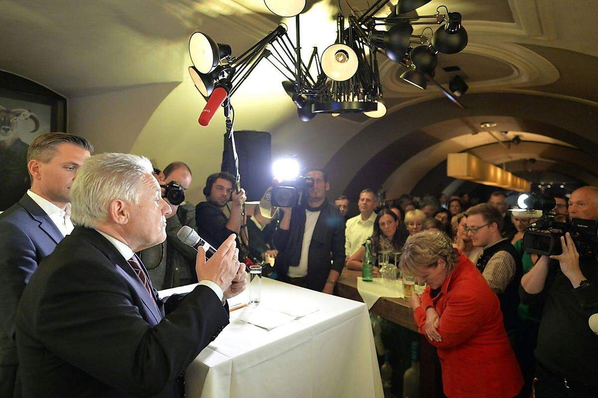 Trotz der herben Verluste für die ÖVP war die Stimmung auf der Wahlparty im Lokal Herberstein besser als erwartet: Landeshauptmann Josef Pühringer wurde mit Applaus empfangen - und rief seinen Anhängern sogleich zu: "Jetzt zahlt jemand die Zeche für etwas, das er nicht verantwortet - das ist im Leben öfter so." Flüchtlinge seien das bestimmende Thema gewesen, eine Partei habe Angst geschürt und genutzt. Dennoch könne man sich darüber freuen, das schwarz-blaue Duell für sich entschieden zu haben.