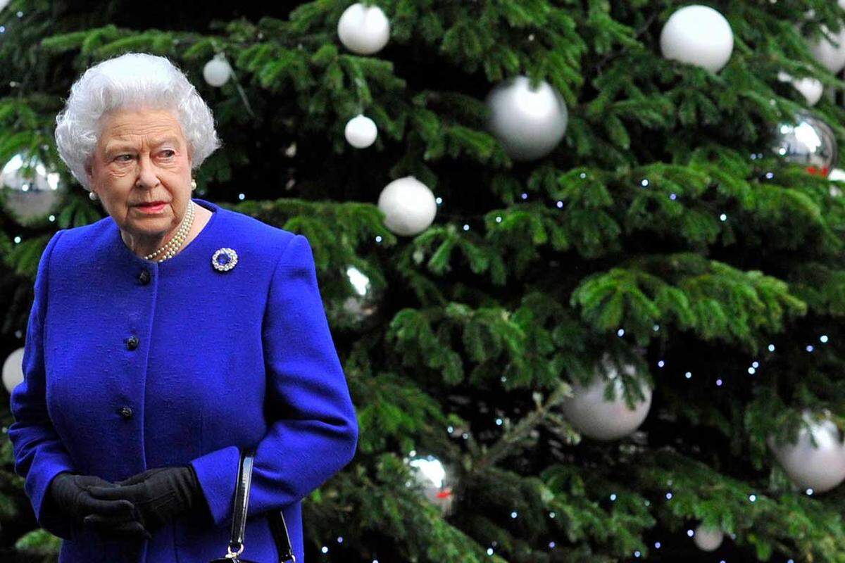 The Londoners are not amused Eine Hiobsbotschaft mussten kurz vor dem Heiligen Abend die Londoner hören: Das U-Bahn-Personal der Millionenmetropole will streiken, und zwar ausgerechnet am zweiten Weihnachtsfeiertag. Damit aber ist die nationale Lieblingsbeschäftigung akut gefährdet: Shoppen. Darauf mögen die konsumfixierten Briten nämlich überhaupt nur einen Tag im Jahr verzichten: am ersten Weihnachtstag – und das auch nur, weil sie sich dann mit Auspacken trösten können. Dafür geht es gleich am nächsten Tag wieder los: Der zweite Weihnachtstag, „Boxing-Day“ genannt (ursprünglich, weil dann Schachteln mit milden Gaben an die Armen verteilt wurden, heute, weil man sich durch Massen von Schnäppchenjägern boxen muss), ist der wichtigste Tag für den Einzelhandel, schon jetzt wird mit Rabatten von 40 Prozent geworben. Doch ohne U-Bahn kommen viele gar nicht erst bis zur Haupt-Shopping-Meile der Stadt, der Oxford Street. Bürgermeister Boris Johnson drohte den „Tube“-Führern zwar sogar mit Kündigung. Aber die bleiben bislang hart: Drei Tage extra Bezahlung und einen freien Tag fordern sie für den Dienst am Boxing Day. Schließlich wollen sie auch viel lieber shoppen.  Von Julia Kastein (London)