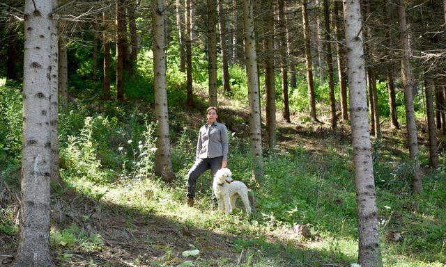 Försterin und Waldbesitzerin Sandra Tuider mit ihrem Jagdhund Uschi – „Pudel sind Wasserjagdhunde“. Sie berät über den Waldverband Niederösterreich Kleinwaldbesitzer und wurde mit dem Staatspreis für beispielhafte Waldbewirtschaftung ausgezeichnet.