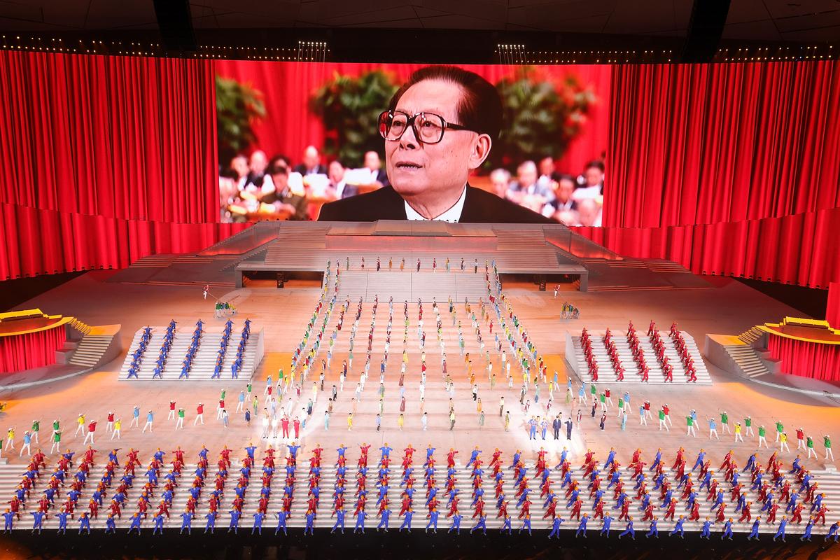 Archivbild: Zemin auf der großen Leinwand. 2021 feierte die Kommunistische Partei in China ihr hundertjähriges Bestehen.
