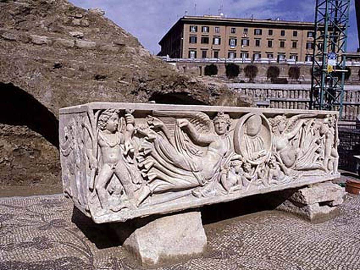 Über dem mutmaßlichen Grab des Apostels Petrus ließ Kaiser Konstantin den Petersdom errichten. Unter dem Vatikan erstreckt sich ein Labyrinth von Katakomben, in denen die ersten Christen bestattet worden sein sollen, die im nahen Circus des Nero hingerichtet wurden.