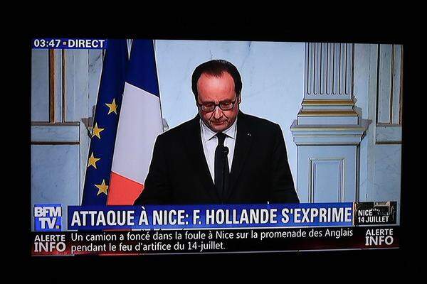 "Wir müssen alles tun, um gegen die Geißel des Terrorismus kämpfen zu können", sagte Frankreichs Präsident Francois Hollande in einer ersten Reaktion im französischen Fernsehen.