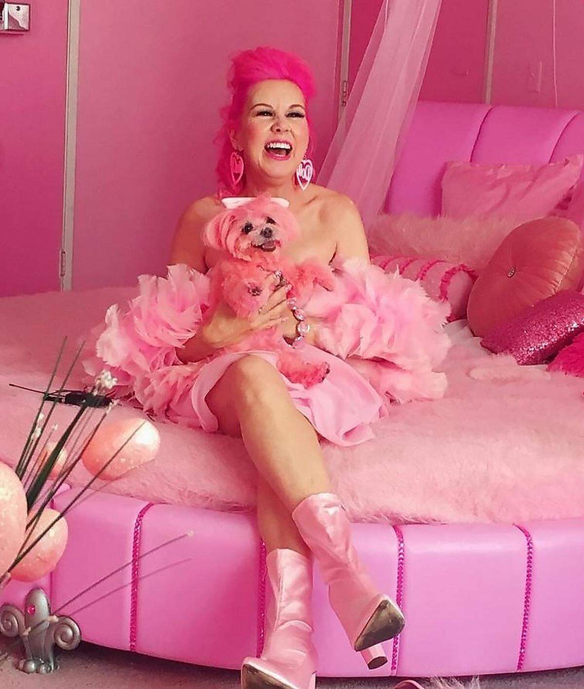 Auch ein Geschäftsmodell: Seit über 30 Jahren führt Kitten Kay Sera ein ziemlich exklusives Leben in Los Angeles - exklusiv in Pink, nämlich.