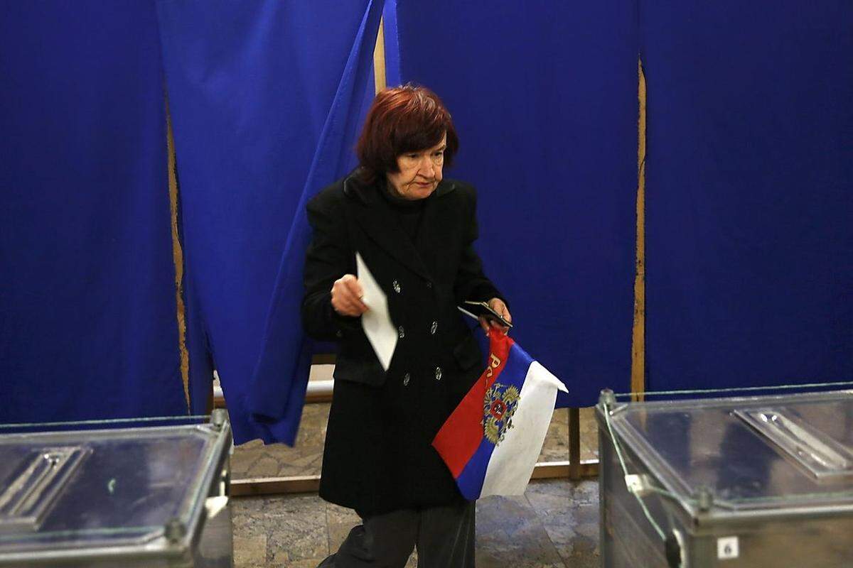 Am Nachmittag zeichnete sich bereits eine hohe Wahlbeteiligung ab - und ein vorhersehbares Ergebnis, das dann auch eintraf. Der Großteil der Bevölkerung auf der ukrainischen Halbinsel sind Russen ...