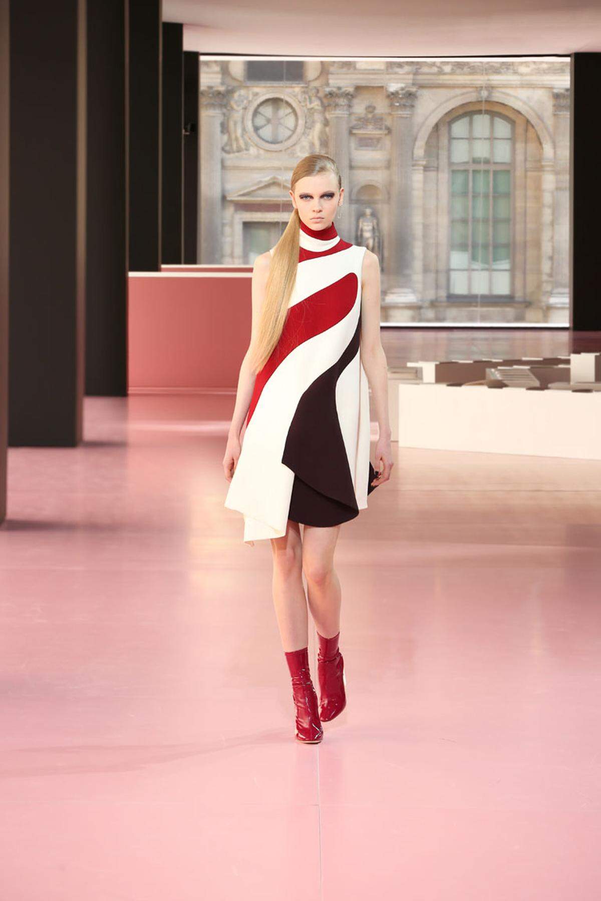 Im Rollkragenkleid macht das Model bei Christian Dior eine gute Figur.