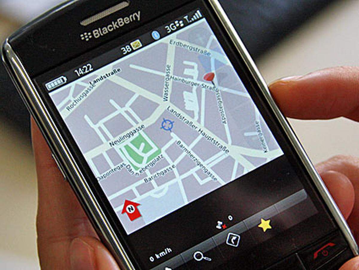 GPS ist hingegen mit an Bord und kann in der A1-Version über das vorinstallierte Navi-Programm Herold Wisepilot genutzt werden. Außerdem stehen die Blackberry Maps zur Verfügung. Im Test konnte der Storm seinen Standpunkt nur im Freien ermitteln und auch dann oft erst nach mehreren Anläufen.