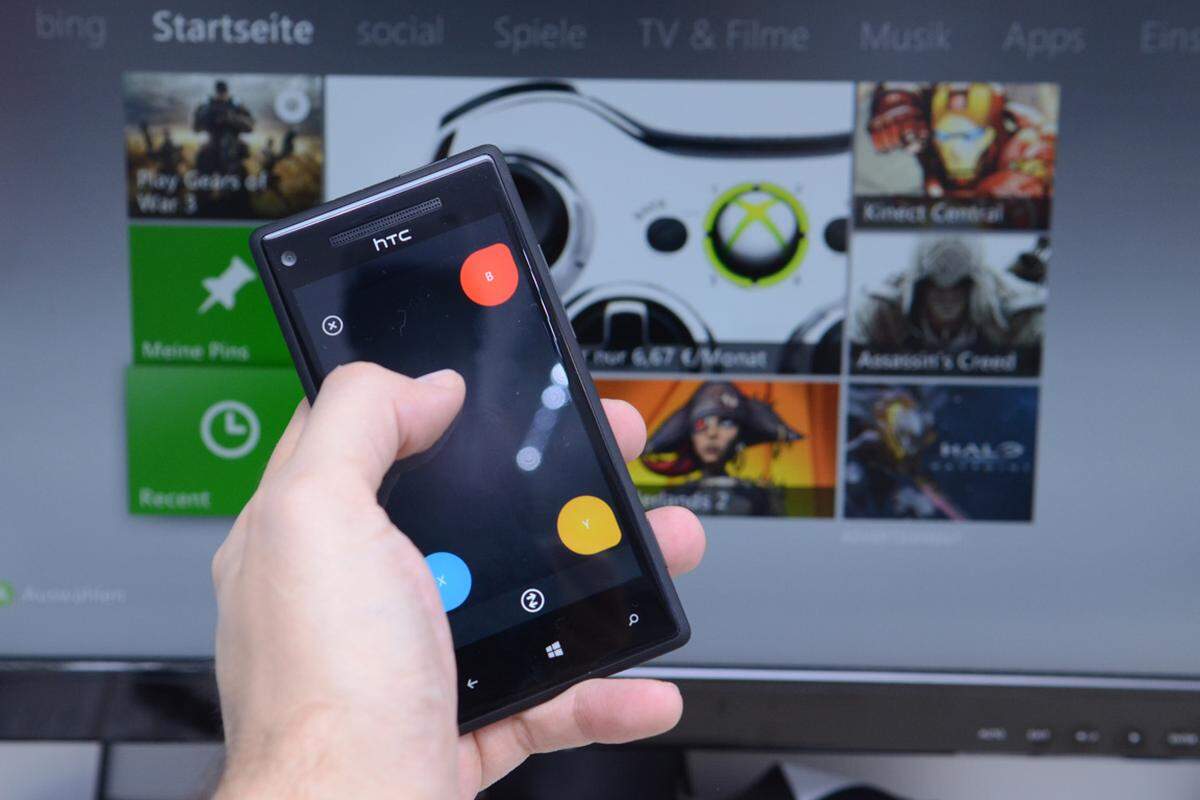 Dafür klappt die Verbindung mit der Spielkonsole Xbox 360 recht gut. Über den Touchscreen lässt sich das Spielgerät mit der App Xbox Smartglass fernsteuern, startet man ein Spiel, etwa das aktuelle "Halo 4", werden Zusatzinformationen am Handy angezeigt.