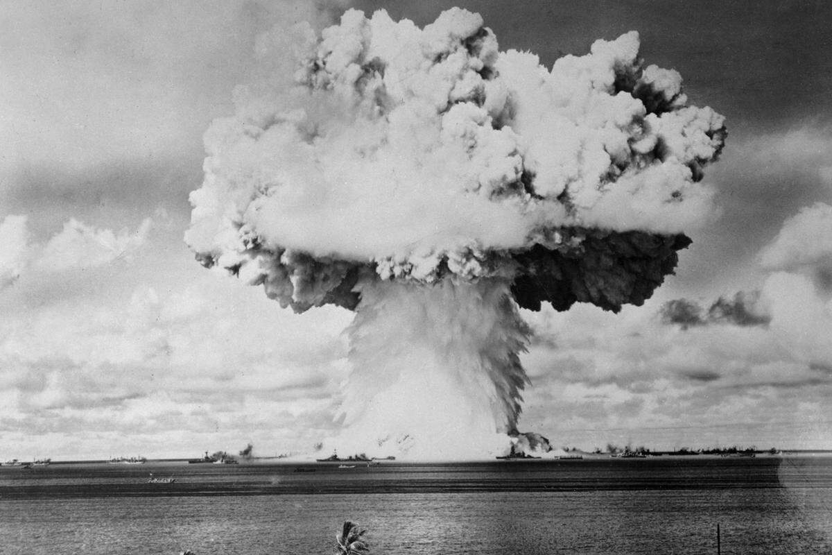 Am 1. November 1952 zünden die Amerikaner die erste Wasserstoffbombe der Welt, „Ivy Mike“, auf der Marshall-Insel Elugelab. Das Eiland verschwindet vollkommen. Es folgen die Vorbereitungen für einen noch größeren Test: Operation Castle.(Bild: Test 1946)