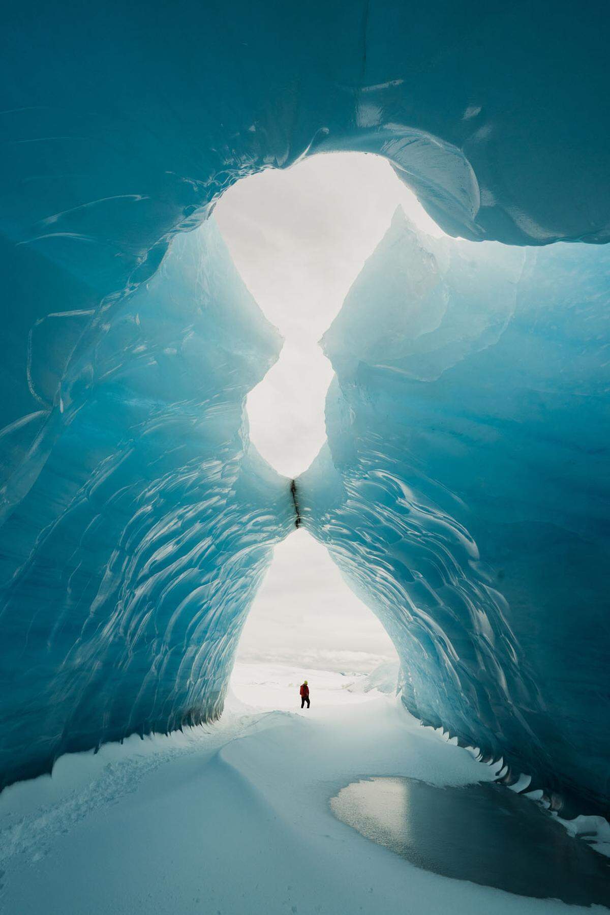 Eine natürliche Eishöhle im Inneren eines Gletschers in Island hat ein Schwede festgehalten. "Die Geschwindigkeit, mit der die Gletscher schmelzen, beunruhigt mich." Er wünscht sich eine Welt, in der zukünftige Generationen auch noch diesen Anblick genießen können.
