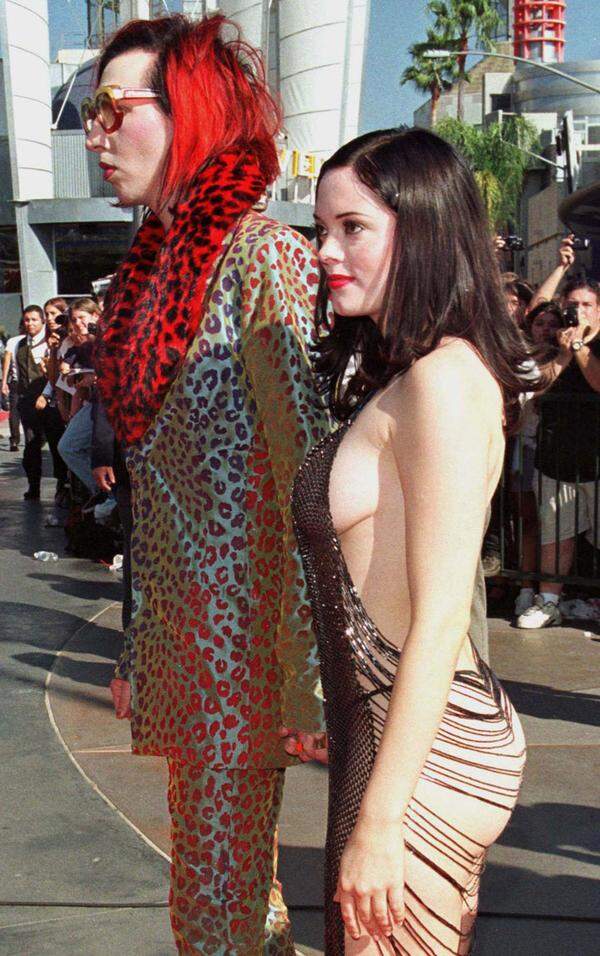 Nur in einer Art Kettenhemd erschien Rose McGowan an der Seite von Marilyn Manson 1998 zu den MTV Video Music Awards. Danach war McGowan in aller Munde und weltbekannt.