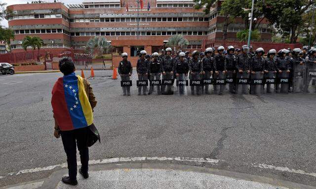 Venezolanische Sicherheitskräfte in Bereitschaft: Präsident Nicolás Maduro will Proteste verhindern.