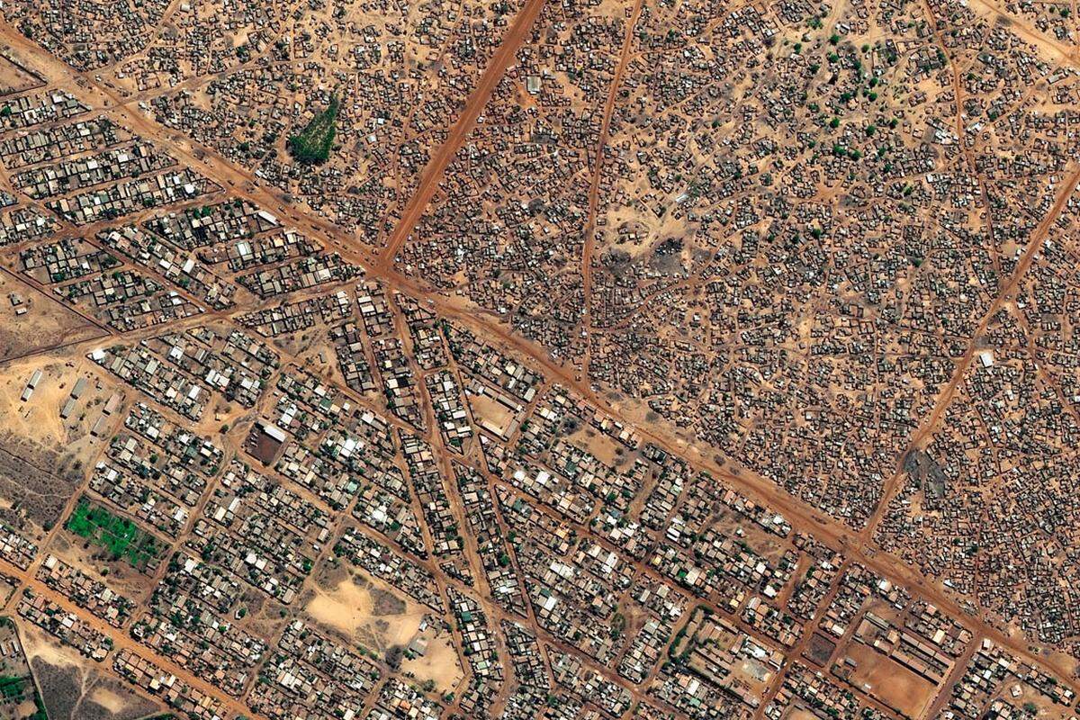 Die 2,1-Millionen-Einwohner-Stadt Ouagadougou in Burkina Faso ist eine der Städte mit dem weltweit höchsten Bevölkerungswachstum. Weite Teile von Ouagadougou bestehen aus "informellen Siedlungen", deren Bewohner weitgehend ohne Strom, fließendem Wasser und Kanalisation auskommen müssen.
