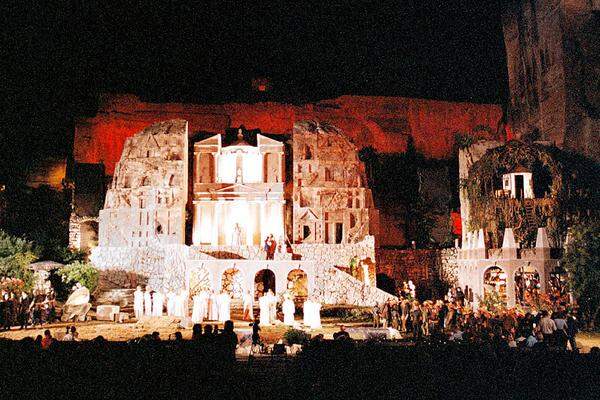 Nach "Nabucco" (1996), "Aida" (1997) und "Carmen (1998) war "Die Zauberflöte" (im Bild) die letzte Oper, die im 20. Jahrhundert im Römersteinbruch gezeigt wurde.