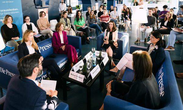 Beim Vorfeld-Event der Jussuccess diskutierten Désirée Prantl (Baker McKenzie), Michaela Sattler (Notariatskammer), Judith Reischer (FMA), Daniela Czellary-Ulrich (PVA) und Shahanaz Müller (Deloitte) diskutierten mit „Presse“-Redakteur Michael Köttritsch ...