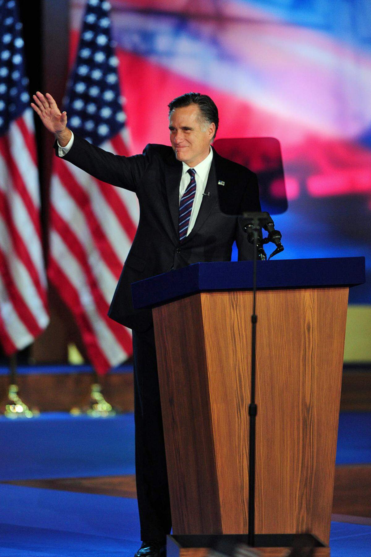 "Diese Wahl ist vorüber, aber unsere Prinzipien haben Bestand... Seine (Obamas) Anhänger und sein Wahlkampf verdienen ebenfalls Glückwünsche. Ich wünsche ihnen allen alles Gute, aber vor allem dem Präsidenten, der First Lady und ihren Töchtern." Der republikanische Herausforderer Mitt Romney vor seinen Anhängern in Boston.