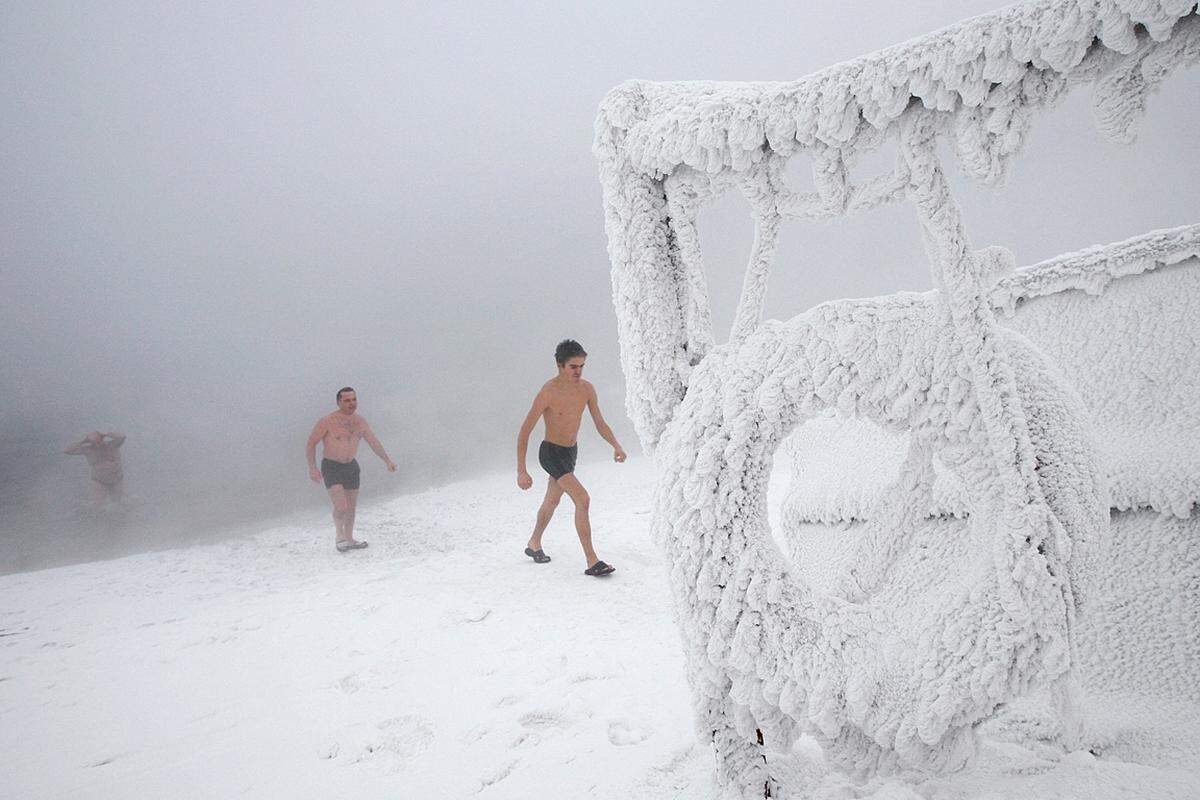 Krasnoyarsk, Sibirien. Die hartgesottenen Winterschwimmer haben hier einen eigenen Klub gegründet. Nun ist Hochsaison für das "Vergnügen", bei minus 36 Grad in den Jenissei zu springen.