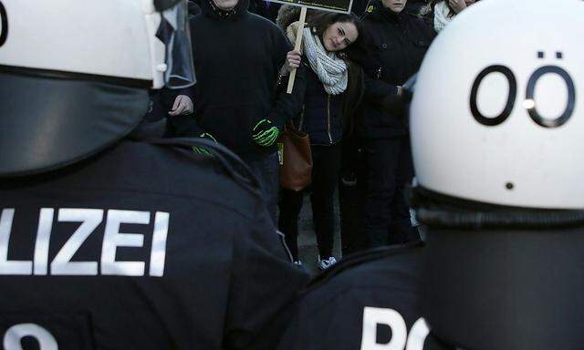Archivbild: Proteste gegen eine Pegida-Kundgebung in Linz im Jahr 2015