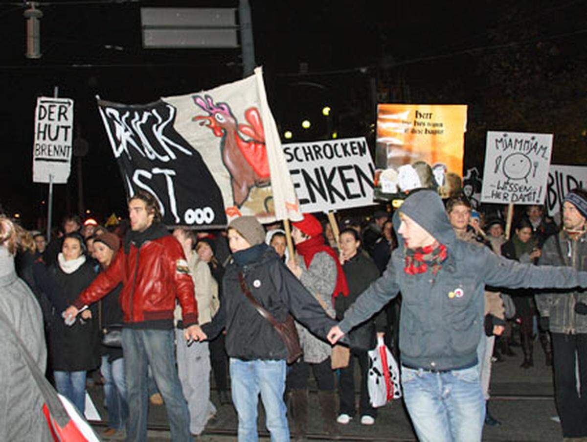 "Wir sind eine Krise, rechnet mit uns," lautete ein nicht ironiefreier Slogan der Demonstranten.