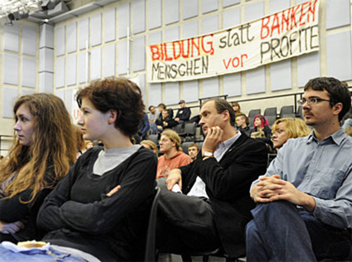 Gegenveranstaltung: Die Audimax-Besetzter riefen zum "Echten Bildungsdialog" auf, der zeitgleich im Wiener Kabelwerk stattfand. Die Minister Hahn und Schmied kamen aber auch nach Ende des Hochschuldialogs nicht. Auch sonst kam wenig Prominenz.