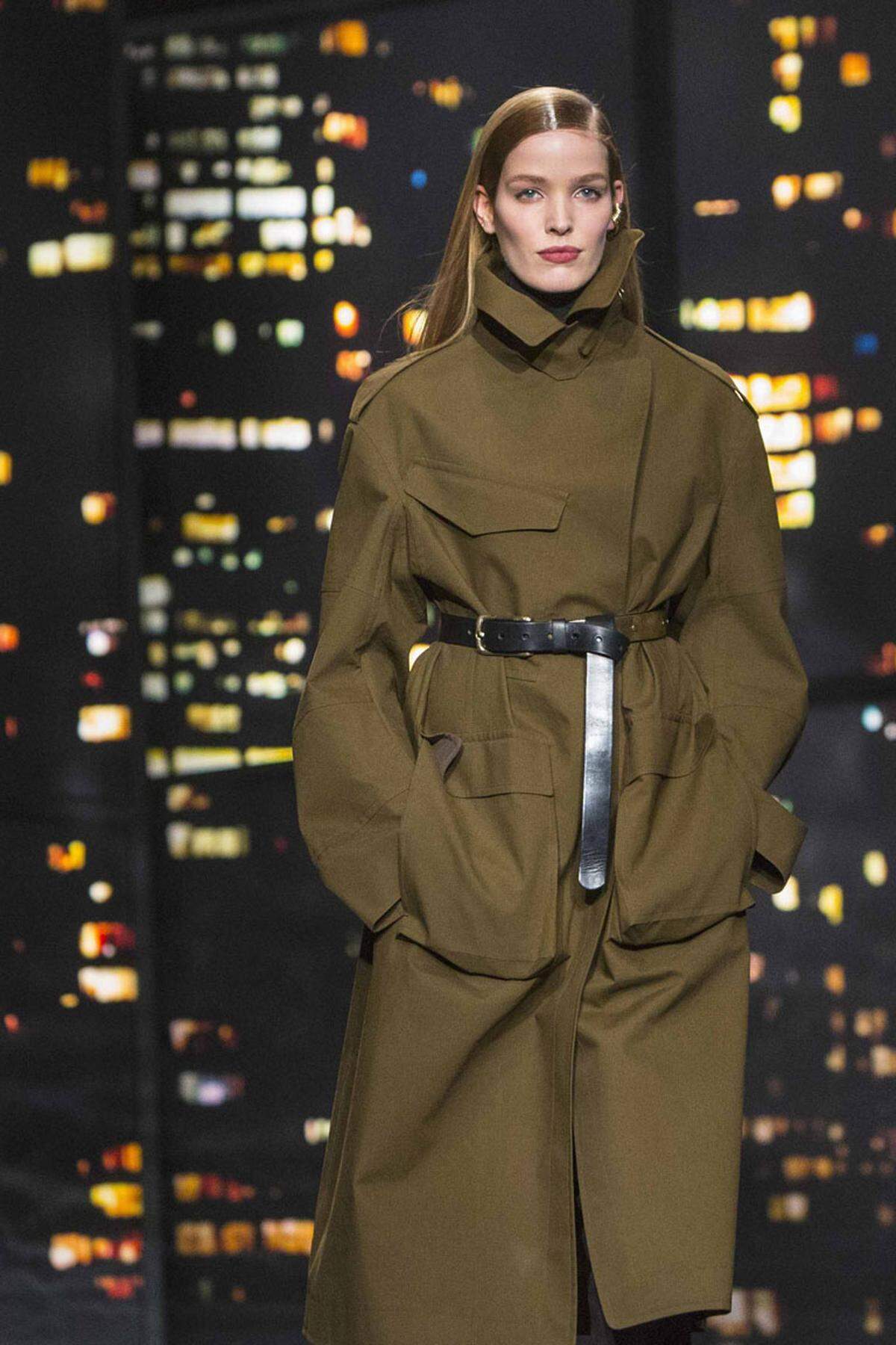 Die New Yorker Skyline bot der Kollektion von Donna Karan die passende Kulisse. Multikulti-Glamour stand etwa mit Origami-Faltungen im Mittelpunkt.