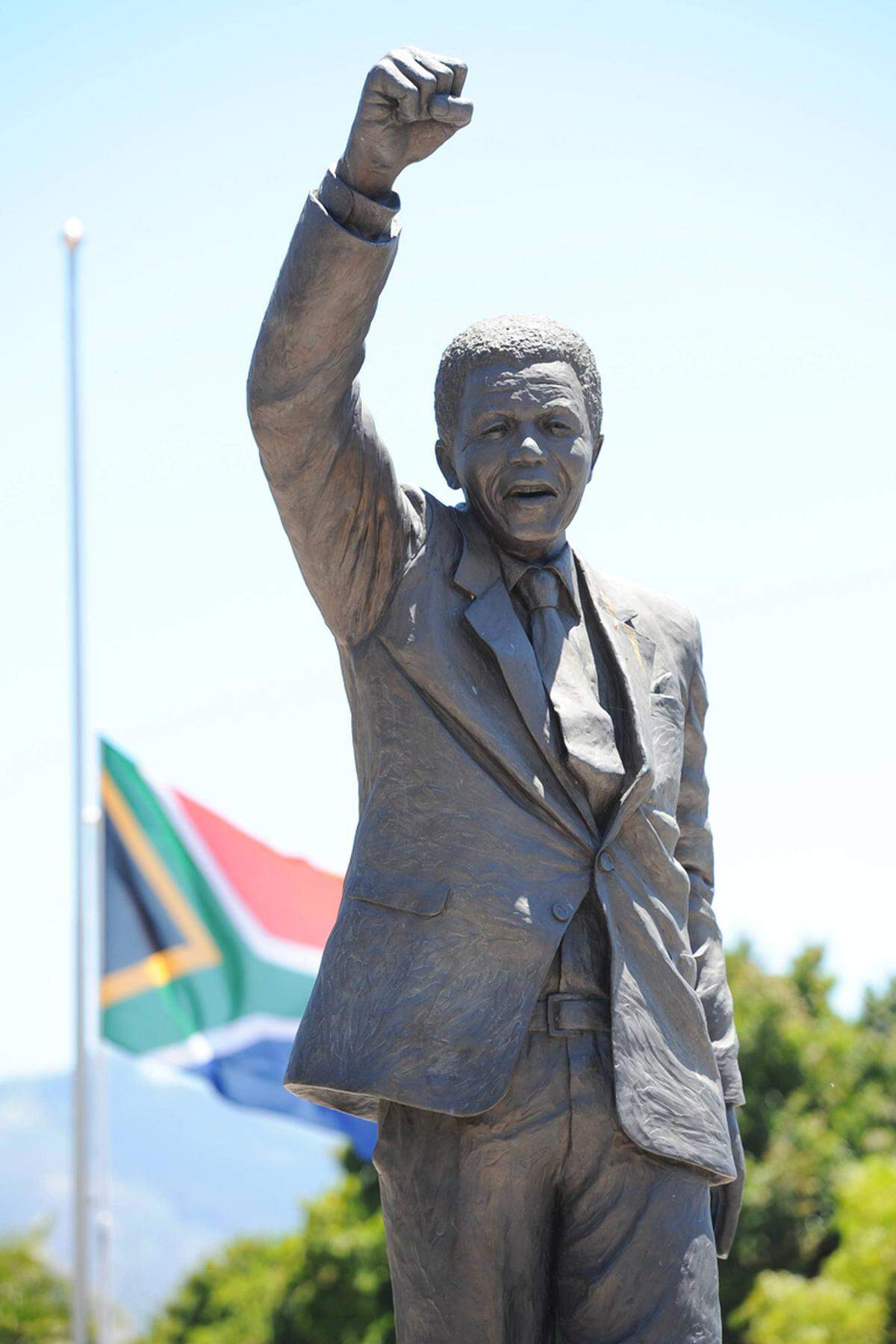 Nelson Mandela verbringt 27 Jahre seines Lebens als politischer Gefangener in Haft, weil er zu Massenprotesten für „ein nicht-rassistisches, geeintes und demokratisches Südafrika", einem Stimmrecht für alle und die Massenbildung der Erwachsenen aufrief. Aus dieser Zeit stammt sein Zitat: „Der Kampf ist mein Leben.“ Und der Kampf war erfolgreich: Der Anti-Apartheid-Kämpfer Nelson Mandela tritt am 10. Mai 1994 als erster demokratisch gewählter Schwarzer das Amt des Staatspräsidenten von Südafrika an - und betont: „Jeder Mensch ist dazu bestimmt, zu leuchten!“