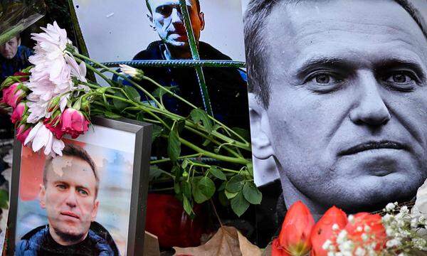 Blumen und Bilder Nawalnys bei einer improvisierten Gedenkstätte in Frankfurt am Main. Wer in Russland Blumen für Nawalny niederlegt, muss mit einer Verhaftung rechnen.