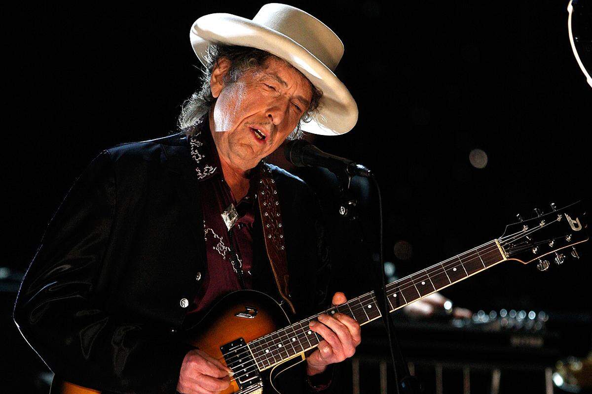 Bob Dylan (geb. 1941) - USA Im Jahr 2016 gab es eine Überraschung: Der Nobelpreis ging an Sänger und Songwriter Bob Dylan. Er wurde "für seine poetischen Neuschöpfungen in der großen amerikanischen Gesangstradition" ausgezeichnet. Mit Songs wie "Blowin' in the Wind", "Tambourine Man" oder "Like a Rolling Stone" zählt der neue Literaturnobelpreisträger zu den Ikonen der Popmusik des 20. Jahrhunderts.