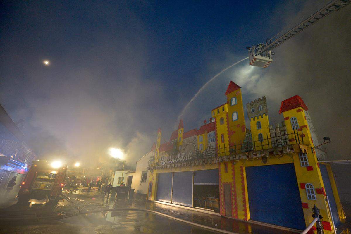 Die 120 Mann mit 30 Fahrzeugen konnten das Restaurant "XXL" am Rondeau nicht mehr retten, verhinderten aber ein Übergreifen der Flammen auf die Nebengebäude. Gegen 7.30 Uhr wurde "Brand aus" gegeben.