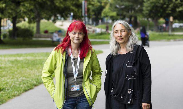 Eigene Betroffenheit trifft wissenschaftliche Expertise: Die ehemalige Obdachlose Sandra (l.) bildet mit Kulturvermittlerin Petra Unger ein Team für eine Führung zum Thema „Frauen auf der Straße“.