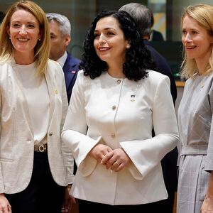 EU-Parlamentspräsidentin Roberta Metsola mit der kosovarischen Präsidentin Vjosa Osmani-Sadriu und der estischen Premierministerin Kaja Kallas.