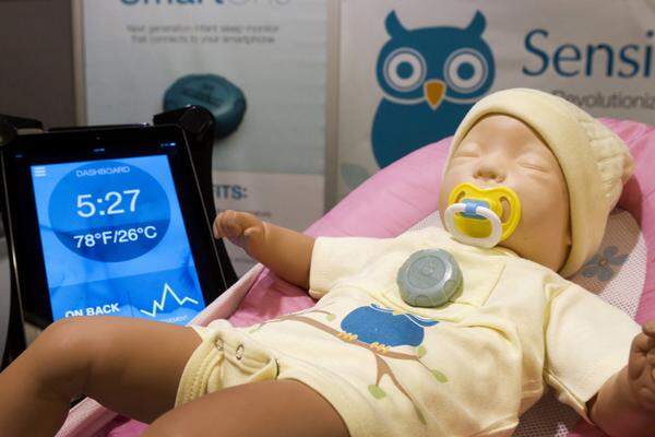 Für besonders besorgte Eltern ist dieses "Smart One"-Überwachungssystem für Babys gedacht. Ein Sensor überwacht Körperfunktionen und Umgebungs-Temperatur und alarmiert Eltern über das Smartphone.