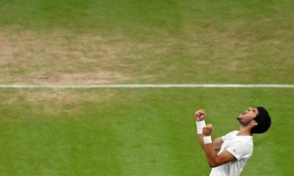 Alcaraz bejubelt seinen Sieg über Berettini am Montag in Wimbledon.
