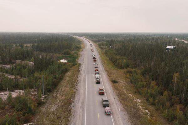 Ein Bild vom 16. August, als viele Menschen versuchten, mit dem Auto die Stadt Yellowknife zu verlassen.