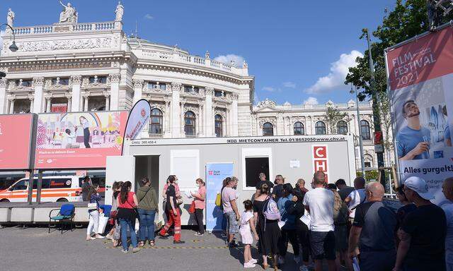 Seit Samstag können sich Menschen ohne Anmeldung auf dem Wiener Rathausplatz gegen das Coronavirus impfen lassen.