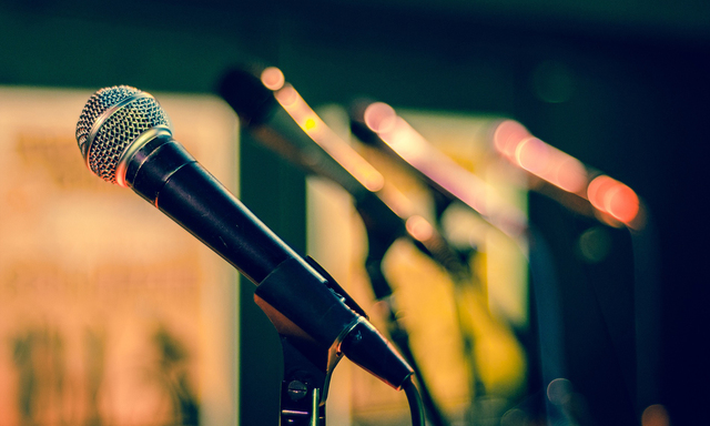Eine gelungene Aufnahme braucht einen guten Toningenieur. Akustiker haben aber noch viele weitere Aufgaben. 