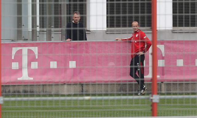Trainer Hans-Dieter Flick (Bayern Muenchen) und Thomas Wilhelmi 