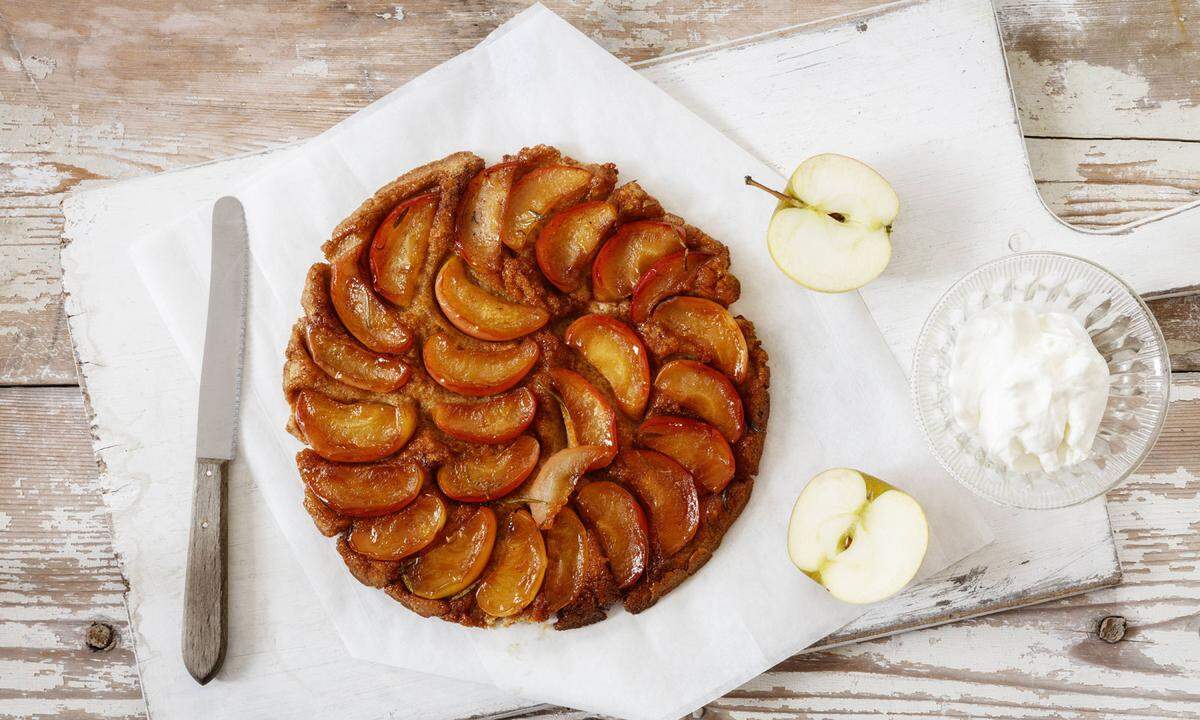 Die Normandie im Nordwesten Frankreichs ist bekannt für ihre Milchwirtschaft und die vielen Apfelplantagen. Der üppige Einsatz von Butter ist in dieser Region typisch. Als Dessert gibt es einen bekannten flachen Apfelkuchen, den Tarte Tatin. 175 Gramm Butter bringt man in diesem Dessert leicht unter.