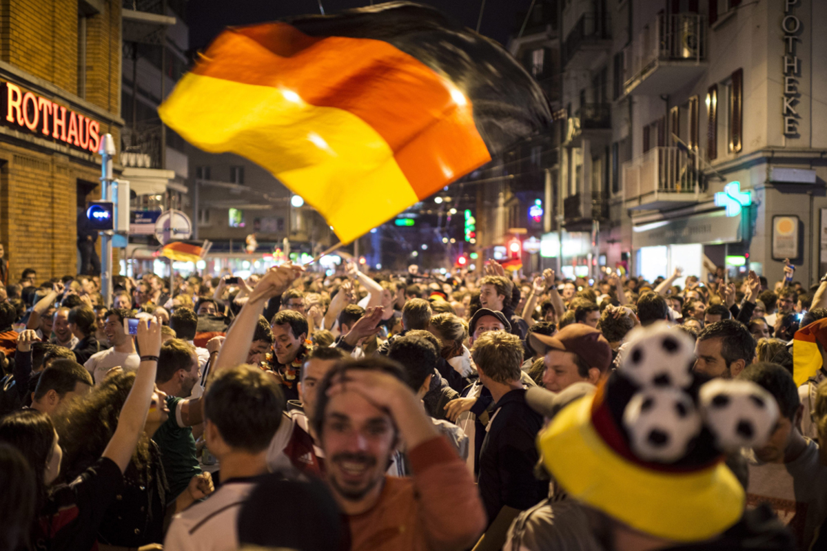 Immer wieder hin- und hergerissen die Fans zwischen Begeisterung und Entsetzen, wenn Lionel Messi in den Reihen der Argentinier wirbelte. In der 113. Minute dann kein Halten mehr: Mario Götze versenkte den Ball ins Netz. "Tooooor!" - ein Schrei aus Hunderttausenden Kehlen.